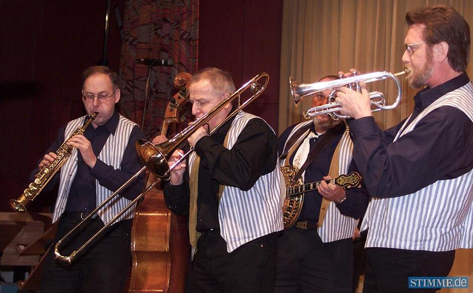 2000: Die Feetwarmers geben ein Benefizkonzert in der Neckarsulmer Ballei zugunsten der HSt-Hilfsaktion "Menschen in Not".