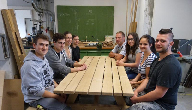 Die "Holz"-Sch&uuml;ler der Heilbronner Johann-Jakob-Widmann-Schule auf "ihrer" Bank mit Lehrer Ralph Bauer (rechts hinten).
Foto: privat