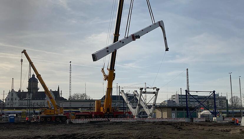 Ein Stahlteil hängt an einem Autokran. Foto: Veigel