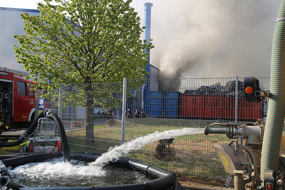 Großbrand auf Recyclinghof in Oberderdingen Großbrand auf Recyclinghof in Oberderdingen