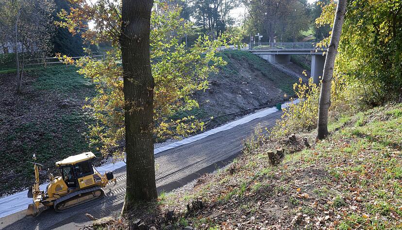 Die Hangabsicherung ist laut Bahn aufwendiger als geplant.