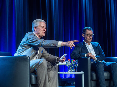 Die Fragen an Cem Özdemir stellte Stimme-Chefredakteur Uwe Ralf Heer. Die Fragen an Cem Özdemir stellte Stimme-Chefredakteur Uwe Ralf Heer.