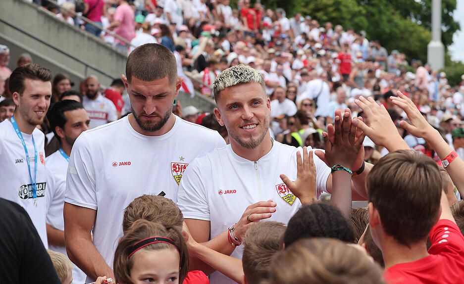 Einige VfB-Stars waren nicht auf dem Platz, standen aber für die Fans parat. Darunter auch Ermedin Demirovic und Jeff Chabot.