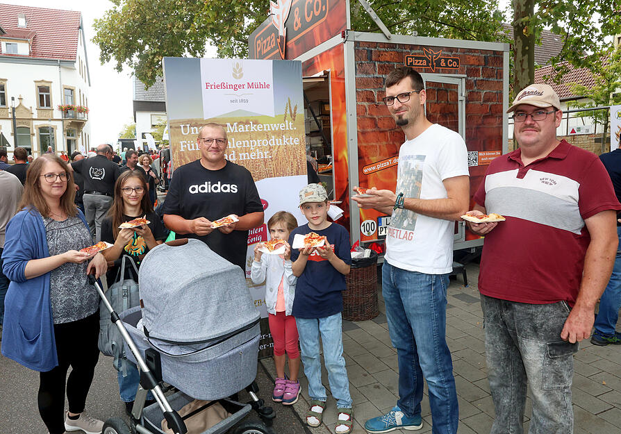 Besucher tummeln sich in Eppingen am Festwochenende zum 125-jährigen Bestehen von Agroa Raiffeisen.