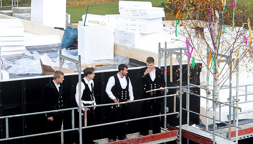 Jonathan Stein von Holzbau Amann (rechts) trägt den Richtspruch für den Anbau des Rathauses vor. Jonathan Stein von Holzbau Amann (rechts) trägt den Richtspruch für den Anbau des Rathauses vor.