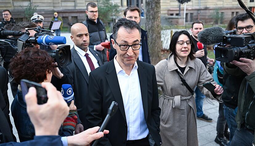 Bei der Stimmabgabe von &Ouml;zdemir gibt es eine gro&szlig;e Medienpr&auml;senz.