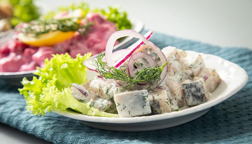 Hering in einer seiner leckersten Formen als Salat. Hier wurde das klassische Sahne-Dressing durch leichteren Sauerrahm und Joghurt ersetzt und mit Dill und roter Zwiebel verfeinert. Hering in einer seiner leckersten Formen als Salat. Hier wurde das klassische Sahne-Dressing durch leichteren Sauerrahm und Joghurt ersetzt und mit Dill und roter Zwiebel verfeinert.