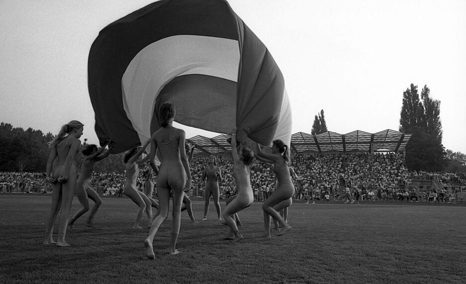 Das Programm zieht 8000 Besucher ins neue Frankenstadion. Mit von der Partie ist die Gymnastikgruppe Sigrid Lipp.
