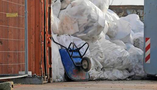 Wie hier in Lehrensteinsfeld stapeln sich auf vielen Baustellen die Säcke mit Styropor. Nun nehmen die ersten Entsorger das Material wieder an und verlangen bis zu fünf Mal so viel dafür, wie das Dämmmaterial neu kostet.
Foto: Dennis Mugler Wie hier in Lehrensteinsfeld stapeln sich auf vielen Baustellen die Säcke mit Styropor. Nun nehmen die ersten Entsorger das Material wieder an und verlangen bis zu fünf Mal so viel dafür, wie das Dämmmaterial neu kostet.
Foto: Dennis Mugler