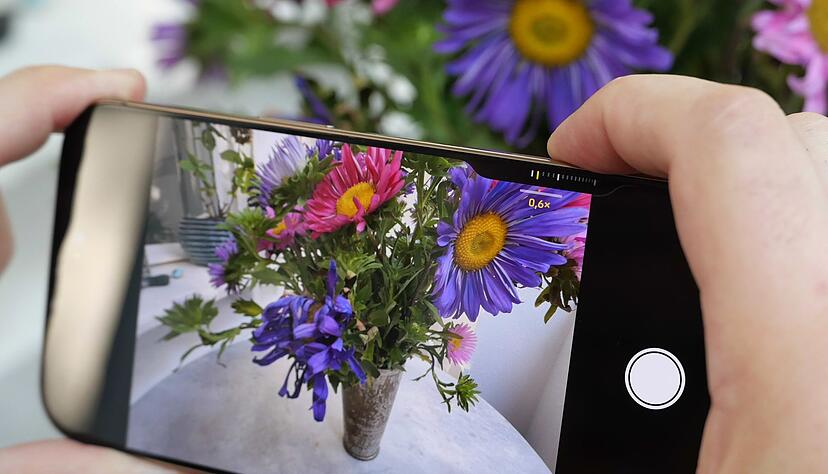 Die Kamerasteuerung auf dem iPhone 16 Pro Max (unter dem Zeigefinger des Fotografen) dient nicht nur als Auslöser, sondern als umfangreiches Steuerungselement. Die Kamerasteuerung auf dem iPhone 16 Pro Max (unter dem Zeigefinger des Fotografen) dient nicht nur als Auslöser, sondern als umfangreiches Steuerungselement.
