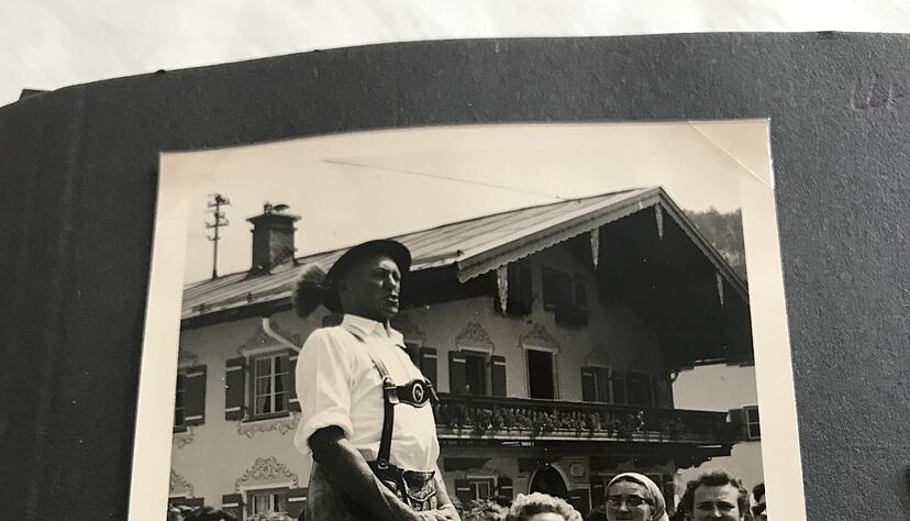 Mein erster Urlaub mit 19 Jahren mit dem TUI-Sonderzug nach Ruhpolding vom 07.07.1959 bis 14.07. 1959. Die Bilder zeigen die herzliche Begrüßung in Ruhpolding am Dorfbrunnen.