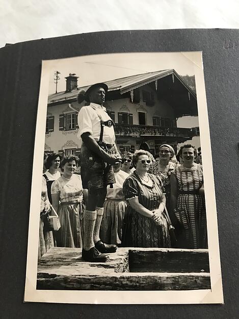 Mein erster Urlaub mit 19 Jahren mit dem TUI-Sonderzug nach Ruhpolding vom 07.07.1959 bis 14.07. 1959. Die Bilder zeigen die herzliche Begrüßung in Ruhpolding am Dorfbrunnen.