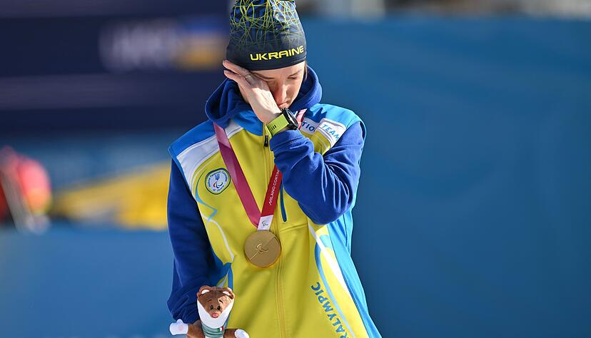Die ukrainische Biathletin Oleksandra Kononowa hat bei der Siegerehrung ihre Ohrringe in den Landesfarben Gelb und Blau samt der Aufschrift &bdquo;Stop War&ldquo; abnehmen m&uuml;ssen.