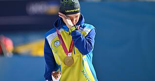 Die ukrainische Biathletin Oleksandra Kononowa hat bei der Siegerehrung ihre Ohrringe in den Landesfarben Gelb und Blau samt der Aufschrift &bdquo;Stop War&ldquo; abnehmen m&uuml;ssen.