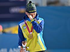 Die ukrainische Biathletin Oleksandra Kononowa hat bei der Siegerehrung ihre Ohrringe in den Landesfarben Gelb und Blau samt der Aufschrift &bdquo;Stop War&ldquo; abnehmen m&uuml;ssen.