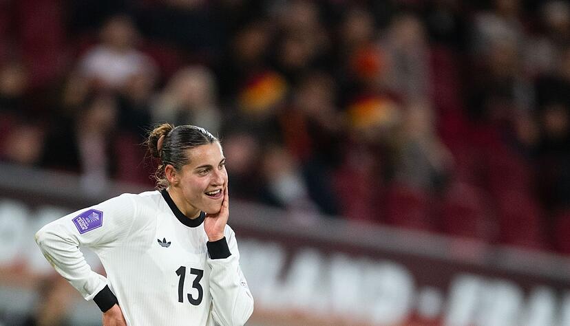 Gegen Frankreich noch dabei, nun zum Zuschauen verdammt: Carlotta Wamser. Gegen Frankreich noch dabei, nun zum Zuschauen verdammt: Carlotta Wamser.