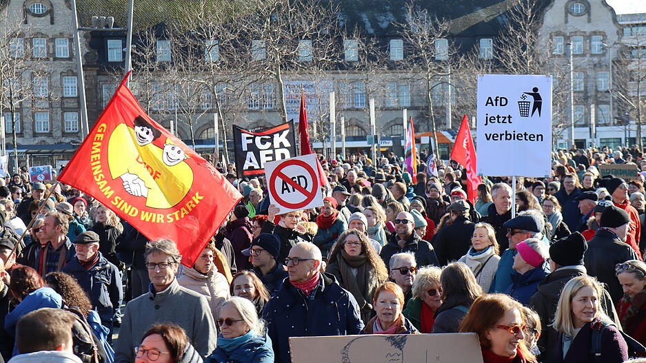 Nach ersten Schätzungen haben sich Tausende Menschen in der Innenstadt versammelt.