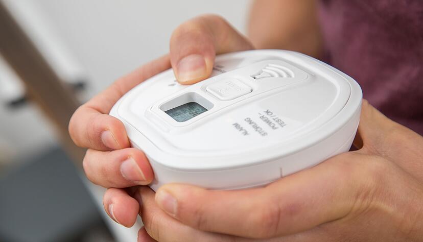 Sie haben eine Gastherme daheim? Ein CO-Warnmelder kann helfen, sich besser vor einer Kohlenmonoxidvergiftung zu schützen. Sie haben eine Gastherme daheim? Ein CO-Warnmelder kann helfen, sich besser vor einer Kohlenmonoxidvergiftung zu schützen.