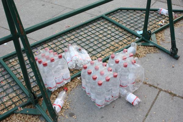 Getränkeflaschen für die Polizisten. Getränkeflaschen für die Polizisten.