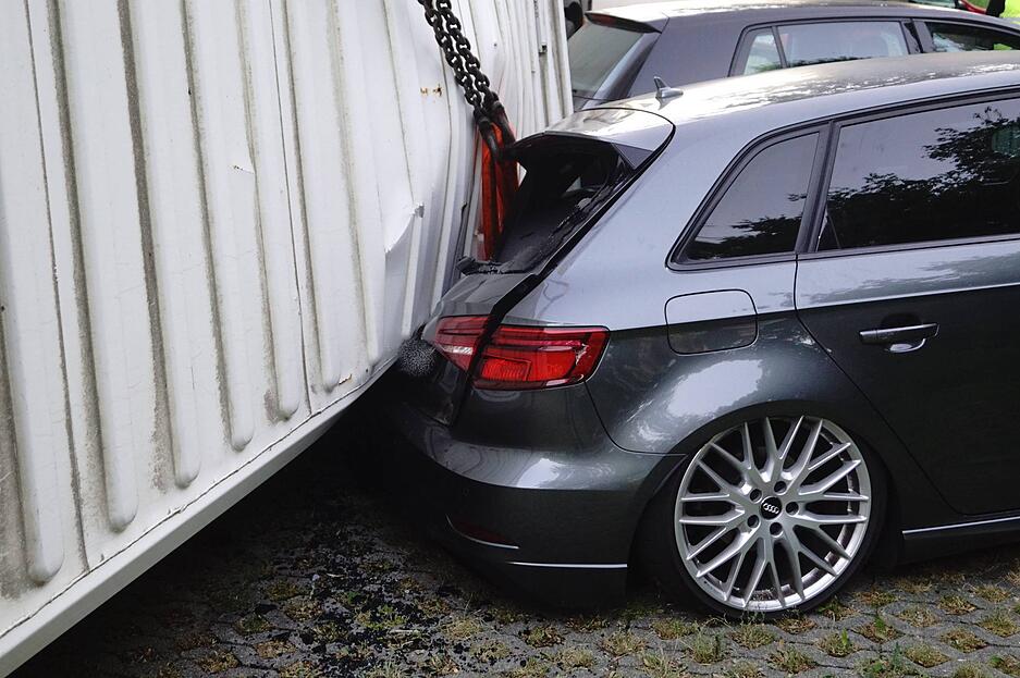 Auch zwei Autos wurden besch&auml;digt. Foto: 7aktuell