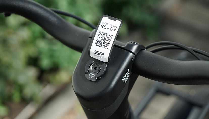 «Smartphone ready»: Mittels Adapterhülle können an dieser Vorrichtung Telefone befestigt werden - praktisch für die Navigation. «Smartphone ready»: Mittels Adapterhülle können an dieser Vorrichtung Telefone befestigt werden - praktisch für die Navigation.