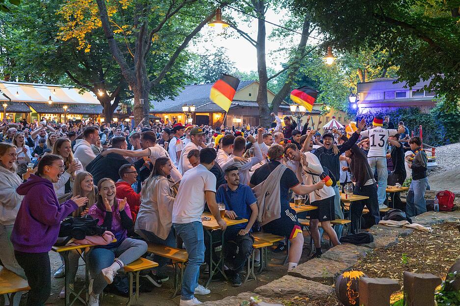 Public Viewing im Food Court - EM Auftraktspiel Deutschland vs Schottland