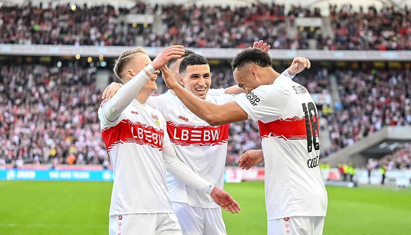 Kollektiver Jubel in Rot und Wei&szlig;: Chris F&uuml;hrich, Bilal El Khannouss und Jamie Leweling