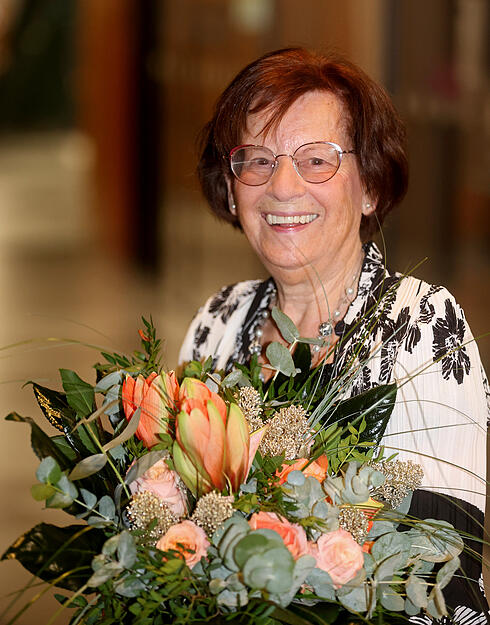 Gäste erleben eine festliche Jubiläumsveranstaltung mit musikalischem Rahmenprogramm. Gäste erleben eine festliche Jubiläumsveranstaltung mit musikalischem Rahmenprogramm.