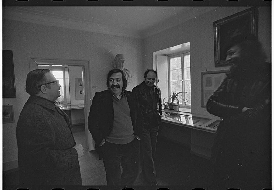 Schriftsteller Günter Grass besucht am 21. Februar 1976 das Kernerhaus in Weinsberg. Erster Vorsitzende des Justinus-Kerner-Vereins Kurt Seeber (im Bild links) führt Grass (rechts daneben) durch das Haus. Prominente Gäste der Gedenkstätte waren beispielsweise Schriftsteller Ludwig Finckh, Peter Härtling und  Sänger Dietrich Fischer-Dieskau. Rundfunk und Fernsehen widmeten Justinus Kerner und seinem Haus einige Sendungen. Schriftsteller Günter Grass besucht am 21. Februar 1976 das Kernerhaus in Weinsberg. Erster Vorsitzende des Justinus-Kerner-Vereins Kurt Seeber (im Bild links) führt Grass (rechts daneben) durch das Haus. Prominente Gäste der Gedenkstätte waren beispielsweise Schriftsteller Ludwig Finckh, Peter Härtling und  Sänger Dietrich Fischer-Dieskau. Rundfunk und Fernsehen widmeten Justinus Kerner und seinem Haus einige Sendungen.