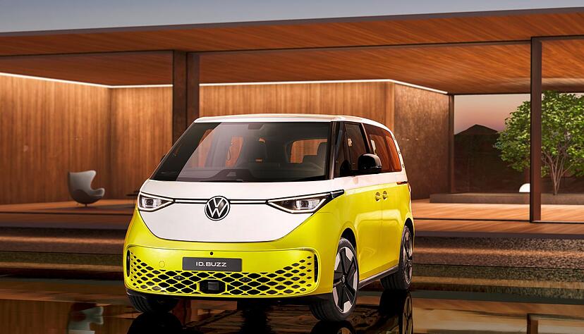 Der Bulli kommt zurück: VW interpretiert das Kult-Fahrzeug neu und bringt es als elektrischen ID Buzz bald auf die Straße.