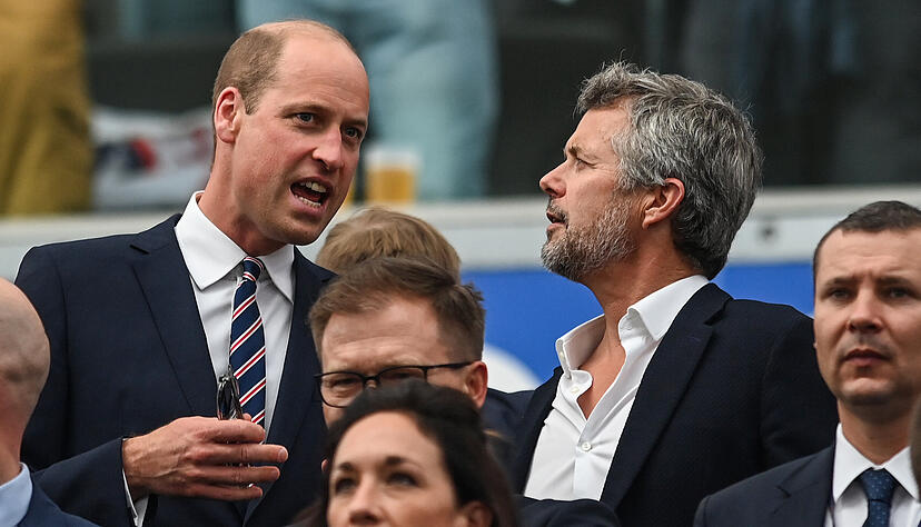 König Frederik X. und Prinz William sprechen vor dem Spiel Dänemark gegen England bei der EM 2024. König Frederik X. und Prinz William sprechen vor dem Spiel Dänemark gegen England bei der EM 2024.