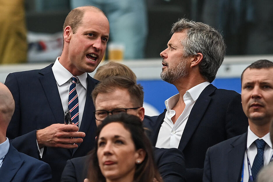 König Frederik X. und Prinz William sprechen vor dem Spiel Dänemark gegen England bei der EM 2024.