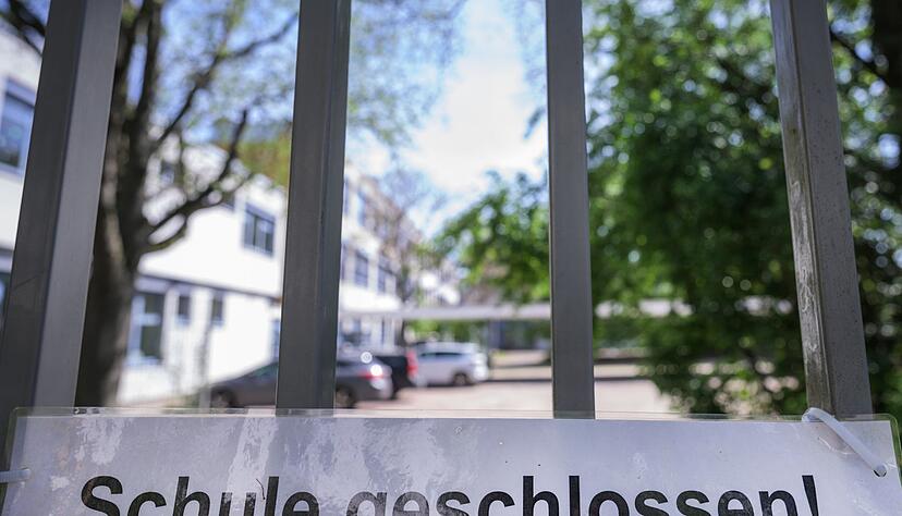 Im Frühjahr 2020 wurden erstmals Schulenschließungen zur Eindämmung der Corona-Pandemie angeordnet. Im Frühjahr 2020 wurden erstmals Schulenschließungen zur Eindämmung der Corona-Pandemie angeordnet.