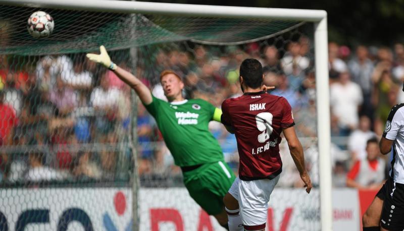 Die Nürnberger um Torschütze Mikael Ishak (M.) setzten sich in Kehl knapp gegen den SV Linx durch.