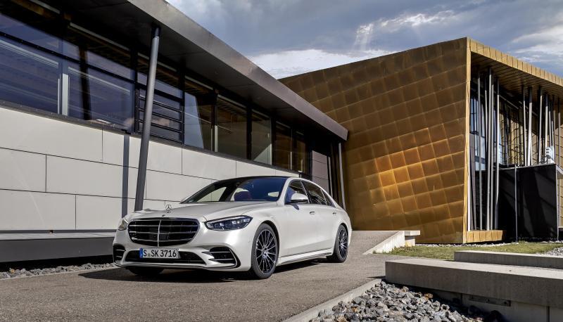 Das Mercedes-Flaggschiff wird nicht nur gr&ouml;&szlig;er, sondern auch teurer: Die neue S-Klasse kommt im Dezember zu Preisen ab 96.094 Euro in den Handel.