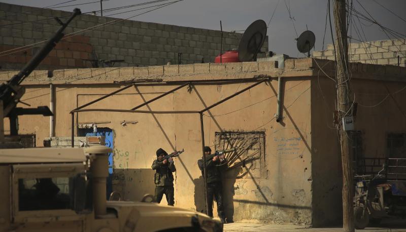 Kämpfer der kurdisch geführten Syrischen Demokratischen Kräfte mit Gewehren in der Nähe des Gweiran-Gefängnisses. Kämpfer der kurdisch geführten Syrischen Demokratischen Kräfte mit Gewehren in der Nähe des Gweiran-Gefängnisses.