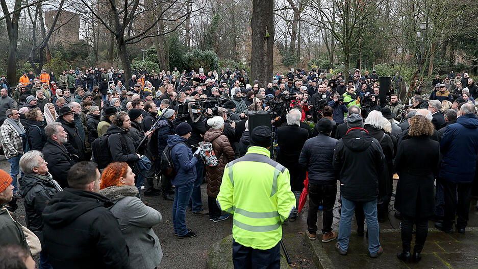 Trauernde und Journalisten haben sich vor einer Kranzniederlegung nach dem tödlichen Angriff versammelt.