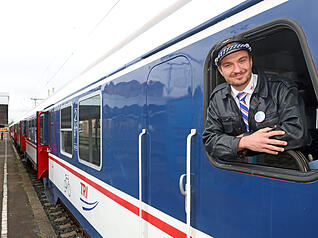 Lokführer Silvan Schillo praktiziert in seinem historischen Zug das Gute-Laune-Konzept.