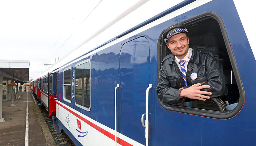 Lokf&uuml;hrer Silvan Schillo praktiziert in seinem historischen Zug das Gute-Laune-Konzept.