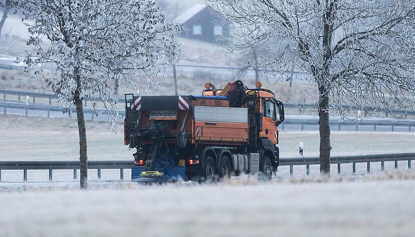 Ab Sonntagabend k&ouml;nnten Schneef&auml;lle in Teilen des Landes f&uuml;r wei&szlig;e Stra&szlig;en und Landschaften sorgen.