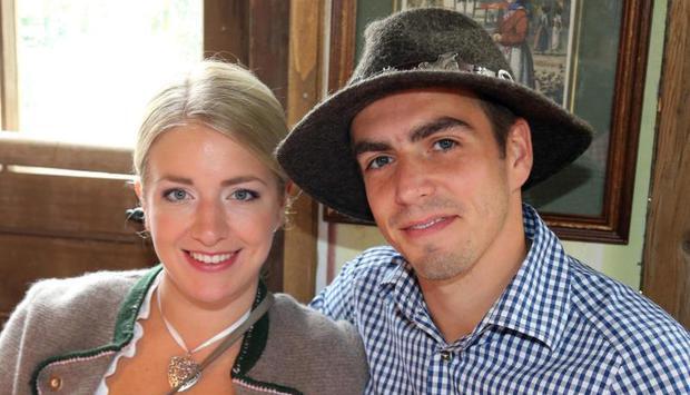 Philipp Lahm kann seine Frau Claudia beim Wechseln der Windeln Winihres Kindes entlasten. Foto: Thomas Niedermueller