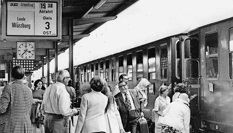 Kurzes Intermezzo: Fahrgäste steigen im Juli 1973 in einen DC-Schnellzug in Heilbronn ein. 1975 strich die Bundesbahn diese Verbindung wieder.
Foto: Archiv/Kachelmus Kurzes Intermezzo: Fahrgäste steigen im Juli 1973 in einen DC-Schnellzug in Heilbronn ein. 1975 strich die Bundesbahn diese Verbindung wieder.
Foto: Archiv/Kachelmus