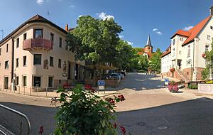 Herausragender Standort in Weinsberg: das "Kaffeehaus 3 Modul" (links) am Marktplatz unterhalb der Johanneskirche und gegenüber dem Rathaus. Fotos: Steffan Maurhoff Herausragender Standort in Weinsberg: das "Kaffeehaus 3 Modul" (links) am Marktplatz unterhalb der Johanneskirche und gegenüber dem Rathaus. Fotos: Steffan Maurhoff