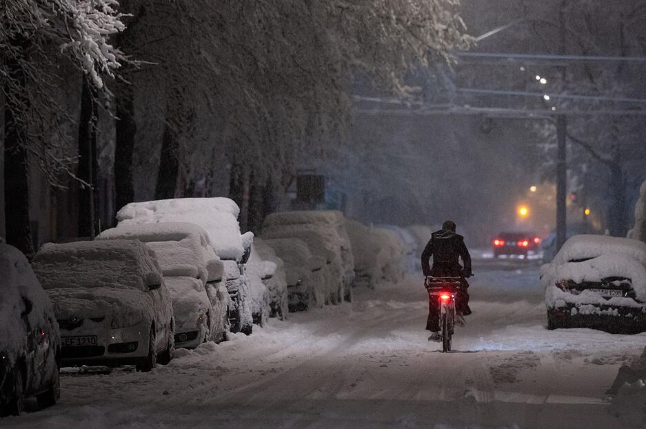 Mit dem Fahrrad durch München. In bayrischen Landeshauptstadt fuhren U-Bahnen, Busse und Straßenbahnen zeitweise nicht mehr.