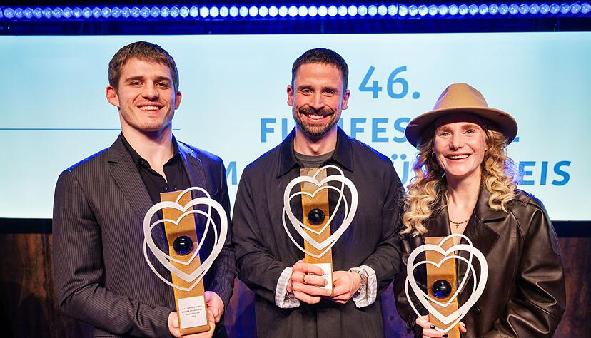 Regisseur Lauro Cress (M) hat f&uuml;r seinen Film &laquo;Ungeduld des Herzens&raquo; den Hauptpreis gewonnen. Ladina von Frisching und Giulio Brizzi wurden als beste Nachwuchsdarsteller geehrt.