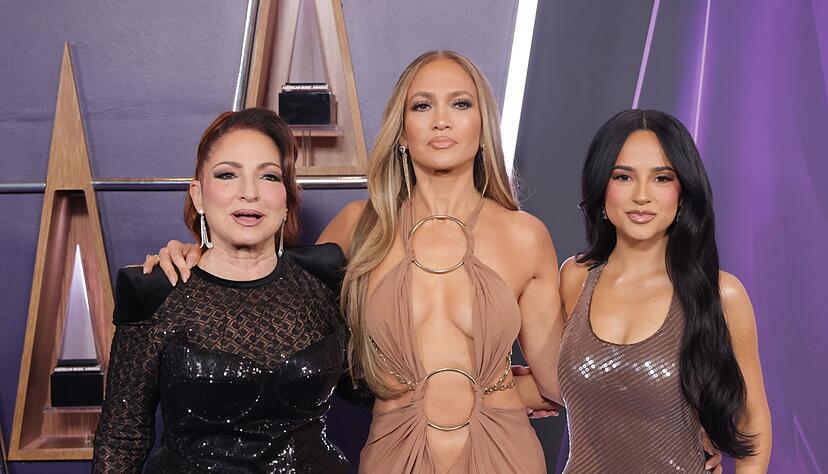 Jennifer Lopez (Mitte) moderierte die AMA-Verleihung in Las Vegas.