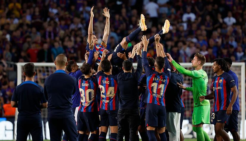 Der FC Barcelona ist sein Herzensclub: Sergio Busquets (Mitte). (Archivbild)