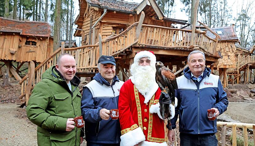 Zur Einweihung der Baumhäuser haben sich Andreas Fischer (von links), Helmut Fischer und Roland Fischer Unterstützung vom Nikolaus mit Knecht Ruprecht geholt. Zur Einweihung der Baumhäuser haben sich Andreas Fischer (von links), Helmut Fischer und Roland Fischer Unterstützung vom Nikolaus mit Knecht Ruprecht geholt.