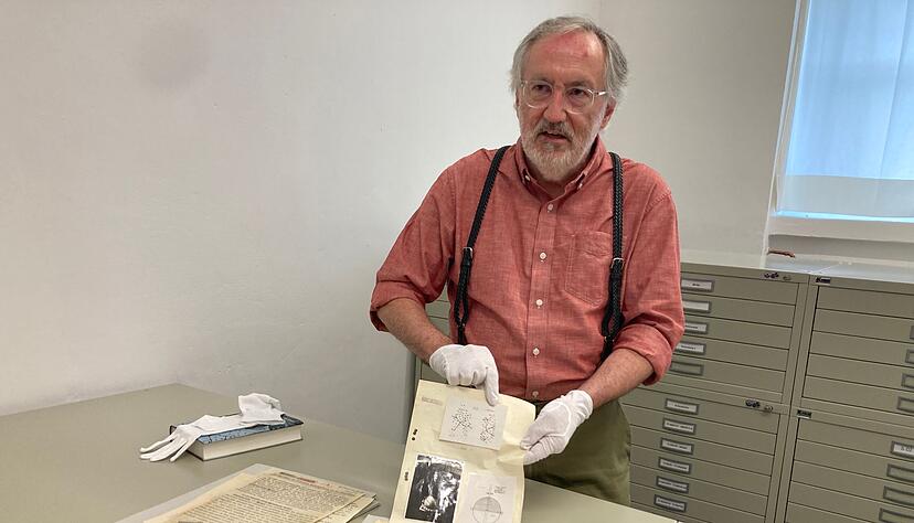 Der US-Historiker Mark Walker pr&auml;sentiert im Deutschen Museum anhand von Dokumenten neue Erkenntnisse zu Hitlers Atomprogramm - und seinem Scheitern.