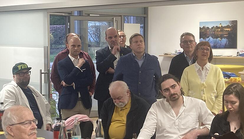 Entt&auml;uschte Gesichter auf der FDP-Wahlparty in der Gesch&auml;ftsstelle in Heilbronn-B&ouml;ckingen mit Alexander Hampo, Georg Heitlinger und Nico Weinmann (stehend, von links).